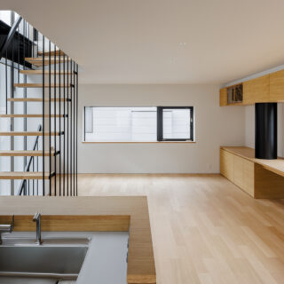 北側の窓際には子供の勉強スペースとなるカウンターデスクを設置。リビング西側には、要望のあった「地べたに座るスペース」を確保。床暖房を設置し、夏は涼しく冬は暖かく、四季を通じて快適に過ごせる。