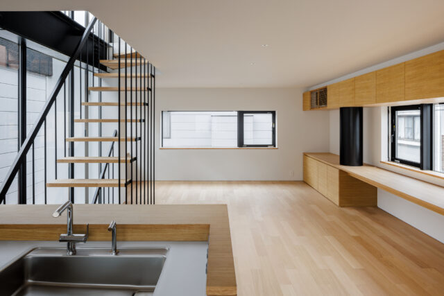 北側の窓際には子供の勉強スペースとなるカウンターデスクを設置。リビング西側には、要望のあった「地べたに座るスペース」を確保。床暖房を設置し、夏は涼しく冬は暖かく、四季を通じて快適に過ごせる。