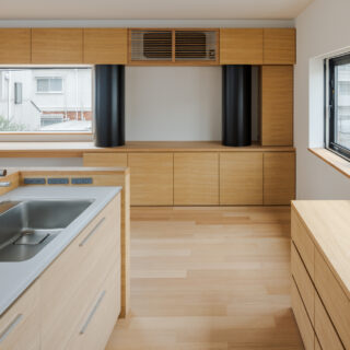 システムキッチンを採用するも、部屋全体のテイストとマッチするパネルを森田さんも一緒に選んだという。スイッチ類は棚の中納めスッキリさせた。