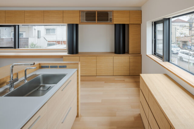 システムキッチンを採用するも、部屋全体のテイストとマッチするパネルを森田さんも一緒に選んだという。スイッチ類は棚の中納めスッキリさせた。