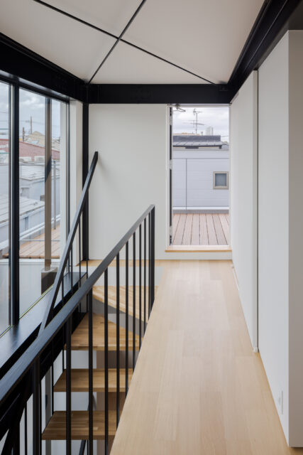 ３階は２つの個室とテラスを。いずれは２人のお子さんの部屋となることだろう。