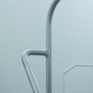 造作した階段手すり。職人が意図をきちんと理解しているからこそ、図面上の指示を超えたデザインが生まれる