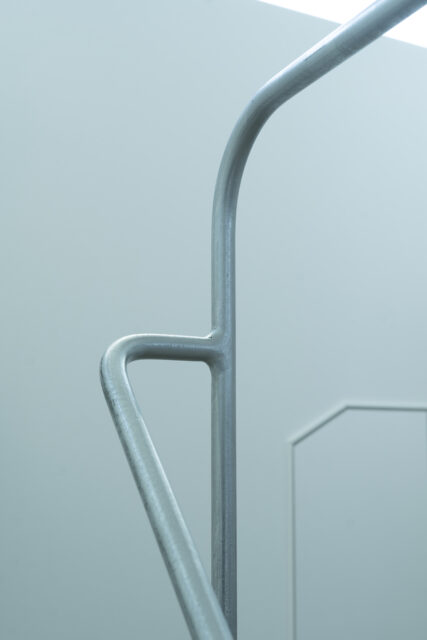 造作した階段手すり。職人が意図をきちんと理解しているからこそ、図面上の指示を超えたデザインが生まれる