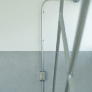 普段交わることが少ない業種の違う職人が協業してつくった手すりと配管。空間がひとつにまとまった