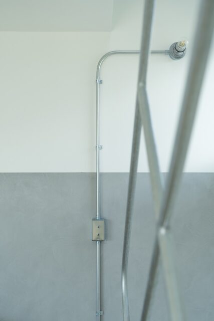 普段交わることが少ない業種の違う職人が協業してつくった手すりと配管。空間がひとつにまとまった