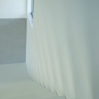 2階から見た階段は、1階からや側面からと違い真っ白な印象。見る位置でこれだけイメージが違うのも面白い