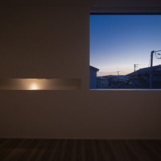 2階寝室、夕暮れ時の様子。ゆっくりと日が沈む姿を、窓が絵画のように切り出している