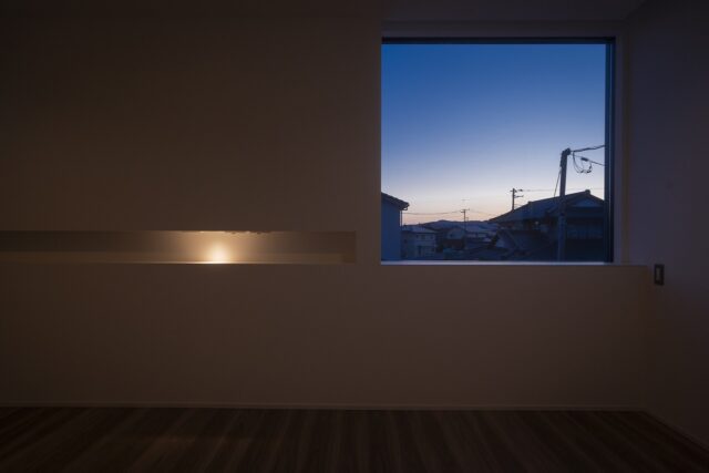 2階寝室、夕暮れ時の様子。ゆっくりと日が沈む姿を、窓が絵画のように切り出している