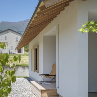 玄関の手前から西を見る。居心地が良さそうな濡れ縁と、深い軒の垂木の美しさが邸内への期待を高める