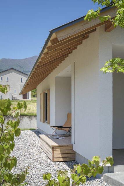 玄関の手前から西を見る。居心地が良さそうな濡れ縁と、深い軒の垂木の美しさが邸内への期待を高める