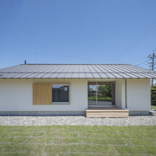 南の庭から見る「西春近の家」は、大きな屋根がゆったりかかった安定感のあるデザイン。シンプルなフォルムだが、ぽっかり空いた濡れ縁などの開口部が奥行きと共に軽やかな個性を感じさせる