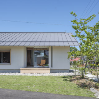 庭に面した濡れ縁は、外気を感じてくつろげる気持ちの良いスポット。白い外壁は耐候性に優れた材料の左官塗り。「自然豊かな場所なので、職人さんがコテで仕上げる左官塗りでぬくもりのある風合いにしたいと考えました」と酒井さん