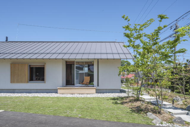 庭に面した濡れ縁は、外気を感じてくつろげる気持ちの良いスポット。白い外壁は耐候性に優れた材料の左官塗り。「自然豊かな場所なので、職人さんがコテで仕上げる左官塗りでぬくもりのある風合いにしたいと考えました」と酒井さん