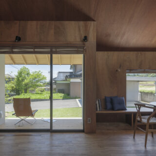 ダイニングは南向き。決して広くはないが室内に深く入り込むような濡れ縁、窓沿いのベンチなど、内と外の一体感を生み出す空間が巧みにつくられ、心地よい開放感にあふれている。居場所ごとに見える景色や空間の感じ方が異なり、飽きることがない