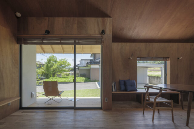 ダイニングは南向き。決して広くはないが室内に深く入り込むような濡れ縁、窓沿いのベンチなど、内と外の一体感を生み出す空間が巧みにつくられ、心地よい開放感にあふれている。居場所ごとに見える景色や空間の感じ方が異なり、飽きることがない