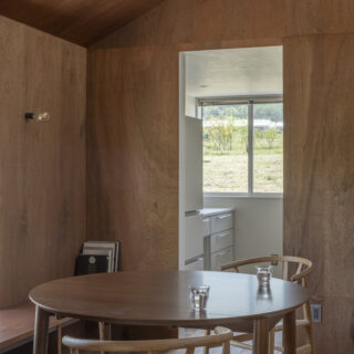 ダイニングの奥は窓のあるキッチン。視線が抜け、緑豊かな景色を見通せる