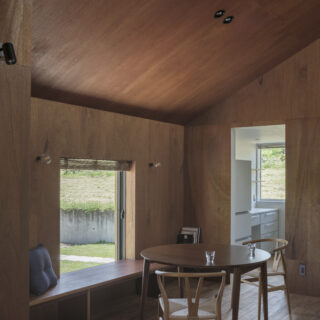 庭に向かった大窓に沿ってベンチを造作。友人が何人か訪ねてきてもフレキシブルに座ってもらえる