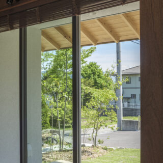 濡れ縁には軒を深くかけている。雨をしのげるだけでなく、ゆったり守られているような安心感を得られる