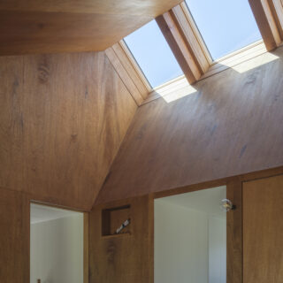 「雲を見るのが好き」という言葉をしっかりキャッチし、天窓を設置。家の中で空が見えると幸せな気持ちに