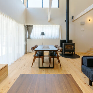 B棟1階リビングダイニング。2階までの吹き抜けによって開放感抜群の空間。A棟よりもカジュアルに仕上げたB棟は、グループでわいわいと楽しむのに向いている。雪が降るほど寒いという西粟倉村。大きな開口部は木製サッシを採用し、デザイン性と断熱性能を両立させた
