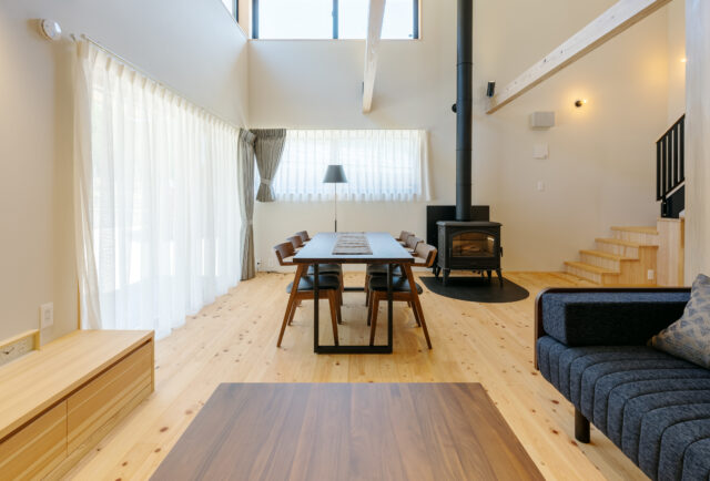 B棟1階リビングダイニング。2階までの吹き抜けによって開放感抜群の空間。A棟よりもカジュアルに仕上げたB棟は、グループでわいわいと楽しむのに向いている。雪が降るほど寒いという西粟倉村。大きな開口部は木製サッシを採用し、デザイン性と断熱性能を両立させた
