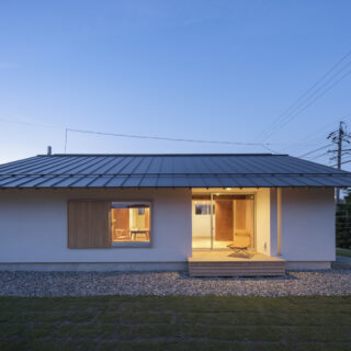 夕景の「西春近の家」。オレンジ色のやさしい光に満ちた邸内が、心豊かな暮らしを連想させる