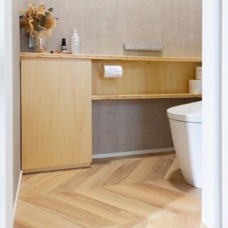 1階トイレ。要望から、床は他の場所と色を合わせながらヘリンボーンを採用