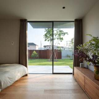 1階息子さまの個室。芝生の緑とコールテン鋼のコントラストが美しく、その手前に立つお気に入りのアオダモの株立ちが風にそよぐ