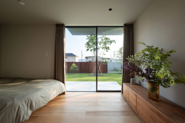 1階息子さまの個室。芝生の緑とコールテン鋼のコントラストが美しく、その手前に立つお気に入りのアオダモの株立ちが風にそよぐ