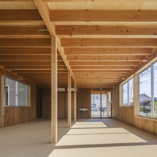 1階、機能訓練室からエントランス方向を見る。左奥の仕切りを入ると、「くの字」を構成するもう1つの棟に設けた浴室や静養室がある