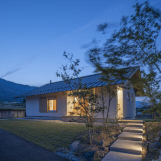 足元をほんのり照らしたアプローチ。影絵を彷彿とさせる植栽も美しく、隠れ家レストランのような雰囲気