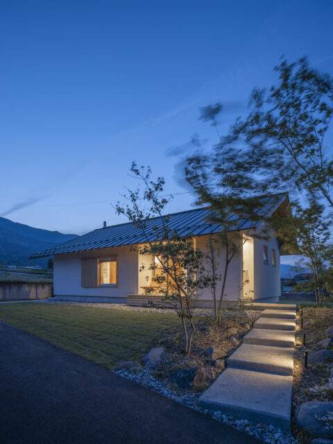 足元をほんのり照らしたアプローチ。影絵を彷彿とさせる植栽も美しく、隠れ家レストランのような雰囲気