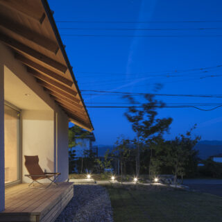 静かな住宅街という環境に配慮し、明るすぎる照明は避けたという酒井さん。ぽつぽつと灯るアプローチのライトがキャンドルを思わせる。邸内から濡れ縁に漏れる光も間接照明のようで幻想的