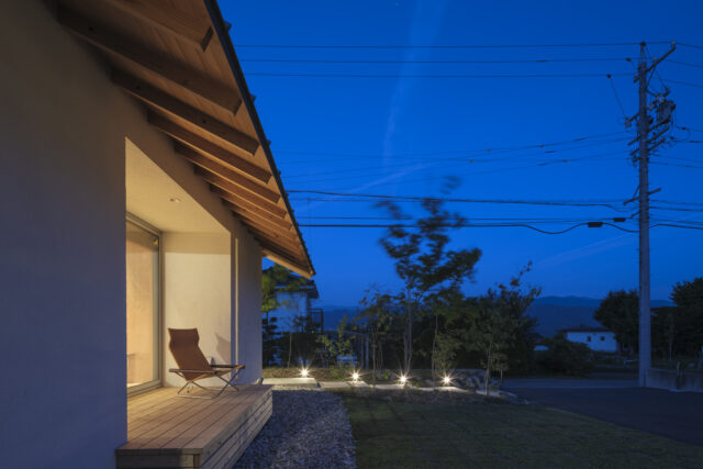 静かな住宅街という環境に配慮し、明るすぎる照明は避けたという酒井さん。ぽつぽつと灯るアプローチのライトがキャンドルを思わせる。邸内から濡れ縁に漏れる光も間接照明のようで幻想的