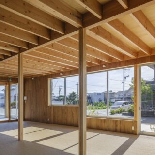 １階、機能訓練室は高さの異なる窓がリズミカルに並ぶ。光や影の表情の移ろいが楽しめるうえ、移動共に外の見え方も変化し、利用者様は心地よい刺激を得られる。床は裸足や靴下で歩き回れるように足触り（踏み心地）や素材感に重きを置いて仕上げ材を選んだ。自宅のように過ごせる