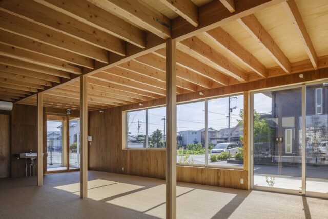 １階、機能訓練室は高さの異なる窓がリズミカルに並ぶ。光や影の表情の移ろいが楽しめるうえ、移動共に外の見え方も変化し、利用者様は心地よい刺激を得られる。床は裸足や靴下で歩き回れるように足触り（踏み心地）や素材感に重きを置いて仕上げ材を選んだ。自宅のように過ごせる