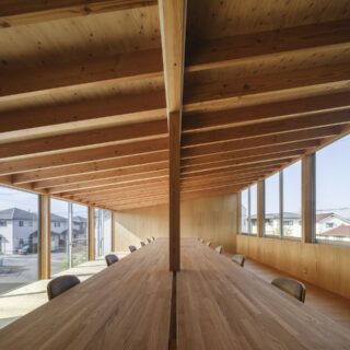 2階、事務室はスタッフ数の変化に対応できるよう大きなテーブルを造作した。南側の窓は掃き出し窓のように計画することで地面が近く感じられ、2階でありながら平屋にいるような気分で過ごせる