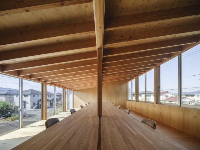 2階、事務室はスタッフ数の変化に対応できるよう大きなテーブルを造作した。南側の窓は掃き出し窓のように計画することで地面が近く感じられ、2階でありながら平屋にいるような気分で過ごせる