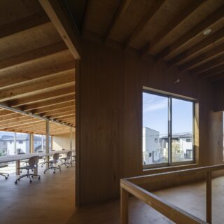 2階通路。扇状に広がる化粧梁が視線を誘導し街や空を取り込む