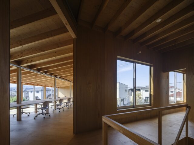 2階通路。扇状に広がる化粧梁が視線を誘導し街や空を取り込む