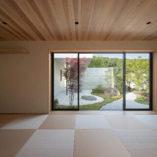 1階和室。障子を開けると目に飛び込むのは、和室からのみ眺められる庭。縁のない琉球畳はスッキリとした印象を与え、庭の景色を引き立てる。畳の回りの板は凹凸が付いた仕上げを採用。足触りがよく、来客にも喜ばれているのだとか