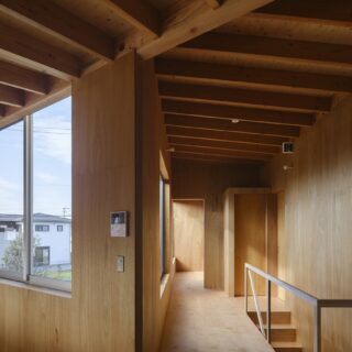 ２階通路から相談室までを見通す。右奥の戸はトイレ。天井の高さを切り替えることで奥行きが生まれている