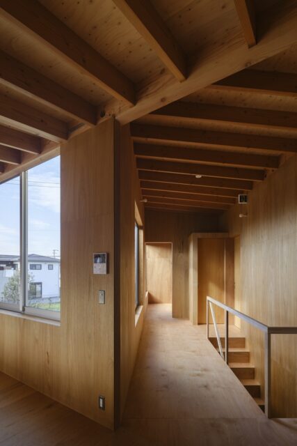 ２階通路から相談室までを見通す。右奥の戸はトイレ。天井の高さを切り替えることで奥行きが生まれている