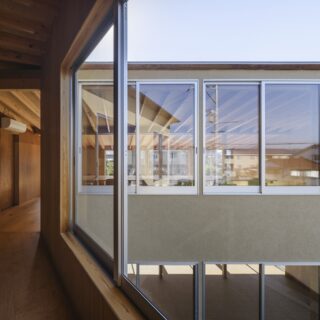 ２階通路から中庭越しに南側の棟を見る。「道上のデイサービス」では、中庭が吹き抜けのような役割を果たす。2階から１階の機能訓練室の様子は中庭を通して知ることができ、安心だ