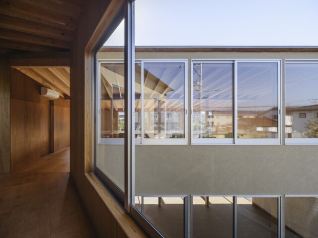 ２階通路から中庭越しに南側の棟を見る。「道上のデイサービス」では、中庭が吹き抜けのような役割を果たす。2階から１階の機能訓練室の様子は中庭を通して知ることができ、安心だ