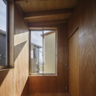 2階、スタッフルームは小上がりを採用。気軽に座れる。隣家が迫るが、建物配置の妙で視線の抜けができた