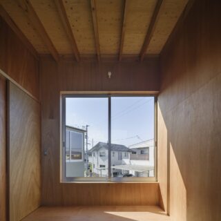 ２階、相談室。大きく開口しても、近隣の建物と正対していないため周囲の家からの視線が気にならない