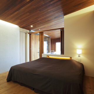 ２階にある寝室は、耐水性に優れた濃色のチーク材を用い、壁は陰影の変化が楽しいモロッコ漆喰を採用。落ち着きと温もりを感じる空間だ。
