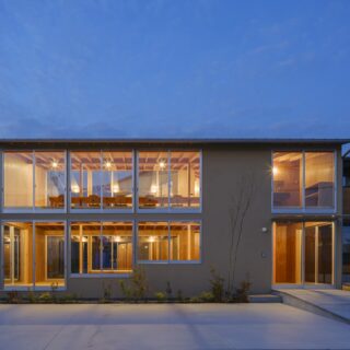 外観。内側から漏れた光が周囲を照らす。周辺は街灯が少なく、この明るさは地域の人々にとってありがたいだろう