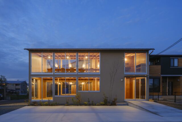 外観。内側から漏れた光が周囲を照らす。周辺は街灯が少なく、この明るさは地域の人々にとってありがたいだろう